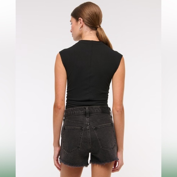 Abercrombie & Fitch 90s Relaxed Cut Off High Rise Black Denim Shorts Size 27 - Picture 3 of 14